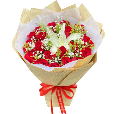 阳江19朵红玫瑰1支百合，永恒之美