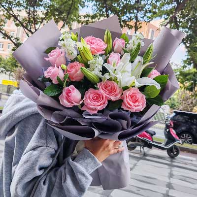 阳江11朵戴安娜粉玫瑰百合，与你一起追逐梦想