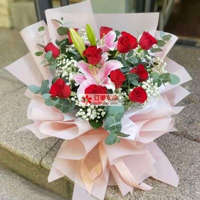 阳江11朵红玫瑰百合，全世界里只有一个你